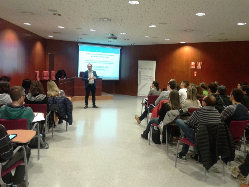 Carles Argemí parlant de màrqueting digital als assistents