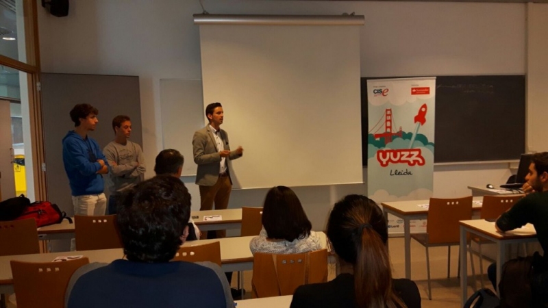 Momento de la presentación del Programa Santander YUZZ, con Juan Ramon Palomino de YUZZ Córdoba