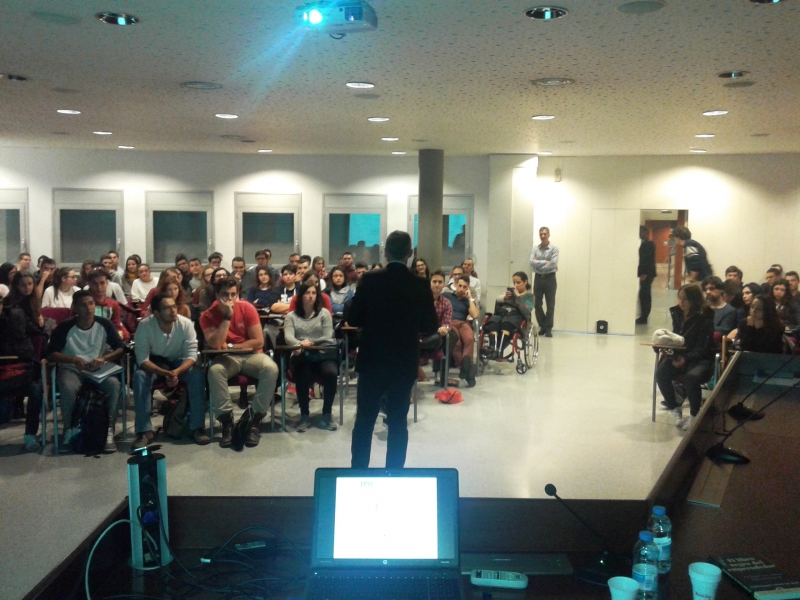 Imagen de los asistentes a la conferencia de Joan R. Alabart