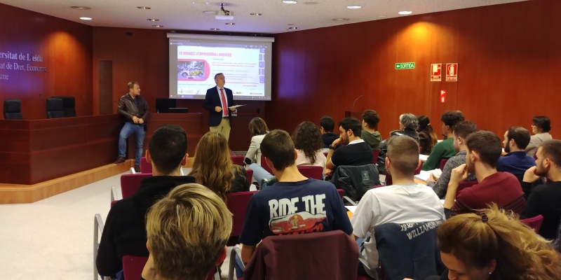 Imagen de la presentació de Carlos Duran, CEO y fundador de Hoy Voy la autoescuela, a cargo del degano de la FDET Eduard Cristóbal Imagen de la presentació de Carlos Duran, CEO y fundador de Hoy Voy la autoescuela, a cargo del degano de la FDET Eduard Cristóbal