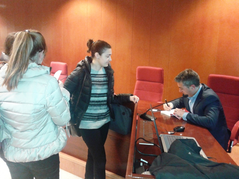 Xavi Roca signant el seu llibre "Desmárcate" a uns alumnes