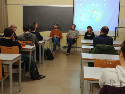 Momento del coloquio entre estudiantes y emprendedores