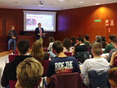 Imatge de la presentació de Carlos Duran, CEO i fundador de Hoy Voy, l'autoescola, a càrrec del degà de la FDET, Eduard Cristóbal